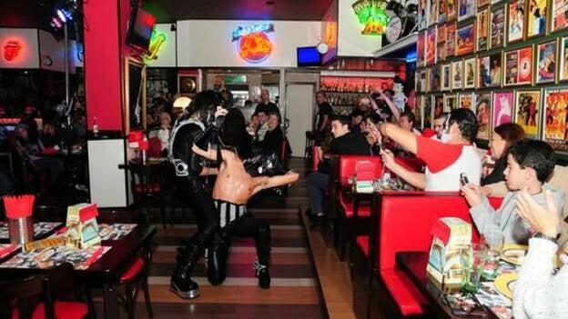 La animada noche Kisster’s