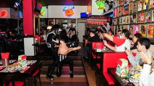 La animada noche Kisster’s