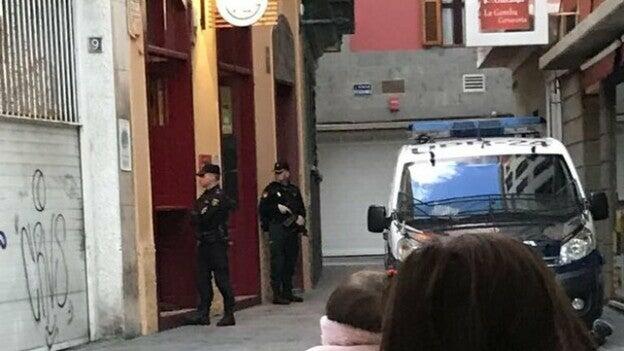 Registro policial en La Travesía de Triana