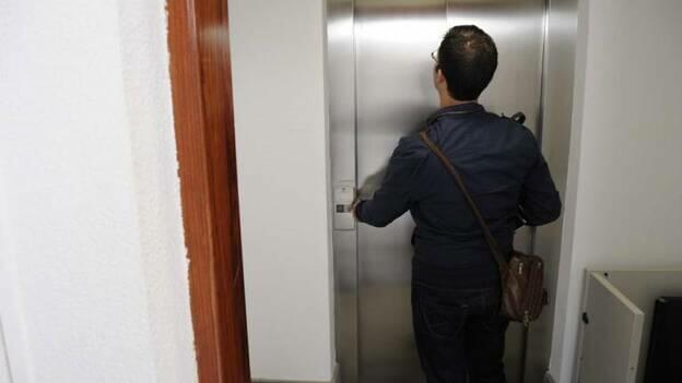 El Gobierno da una prórroga de dos meses a los ascensores