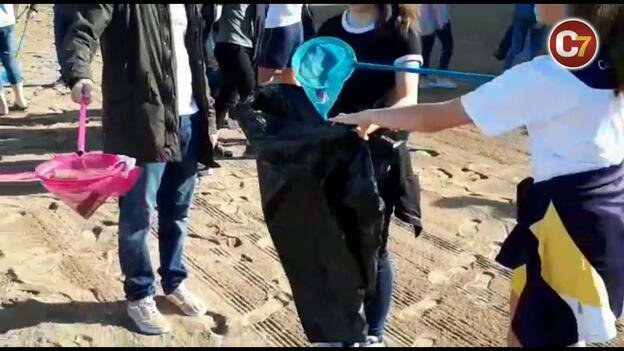 Los más jóvenes limpian Las Canteras