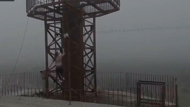 El ‘pole dance’ de una rusa en la cima de un edificio de 16 pisos