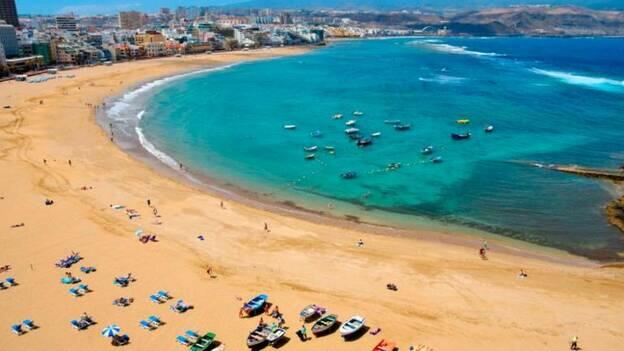 ‘El Viajero’ de El País destaca a Las Canteras como «un modelo de convivencia»