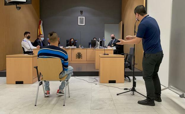 Lo acusan de acuchillar a tres personas en San Mateo pero él dice que no recuerda nada