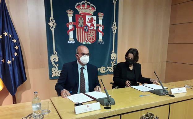 Los expedientes de extranjería se agilizarán gracias a la centralización y el apoyo del Colegio de Gestores