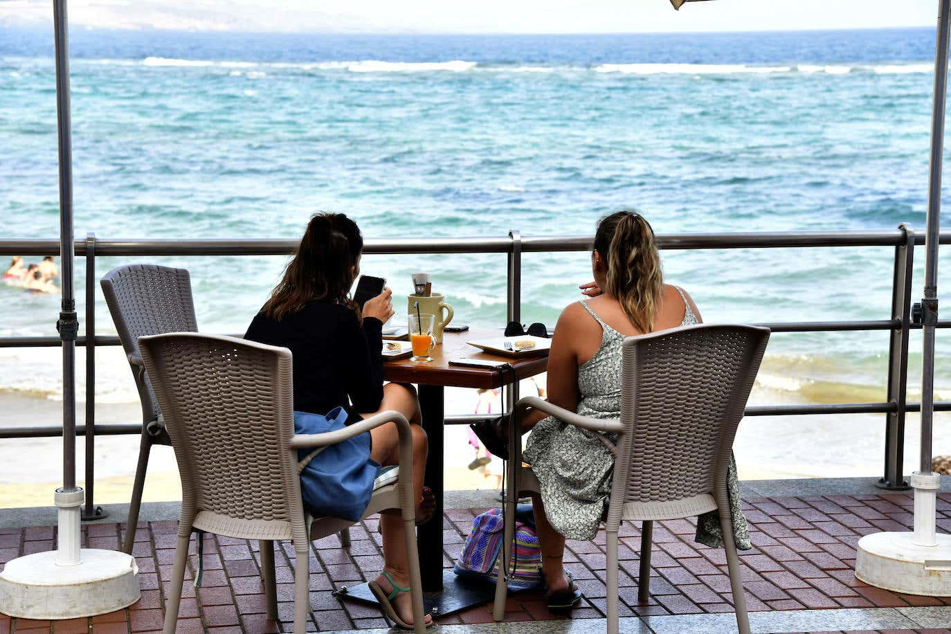 El calor impulsa la facturación en Las Canteras