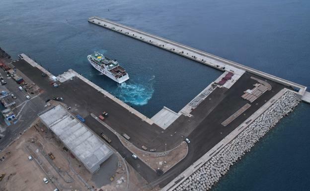 Yaiza demanda medidas para que haya cruceros en el muelle de Playa Blanca