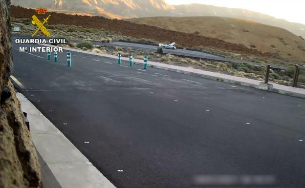 Roban con un arma un coche de alta gama y le prenden fuego