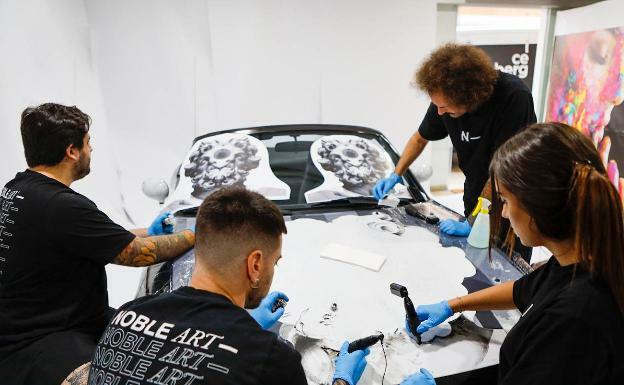 Cómo se hizo en España el primer coche tatuado del mundo