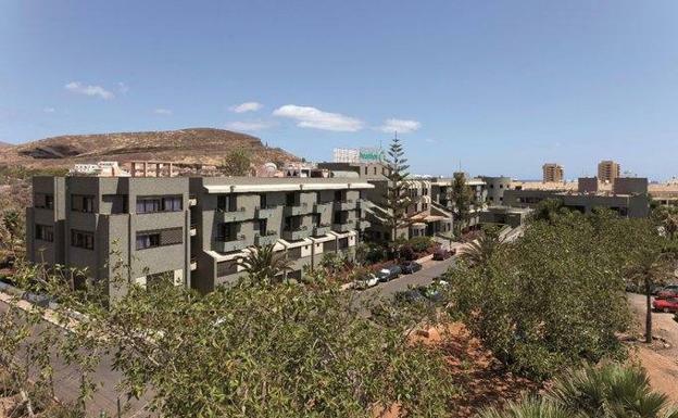 En estado crítico una trabajadora tras la caída de un muro sobre la pérgola de un bar en Adeje