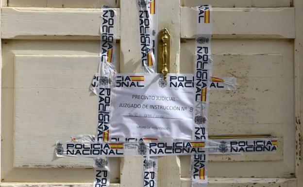 Colocó a su tía boca abajo en una especie de pira funeraria y luego prendió fuego