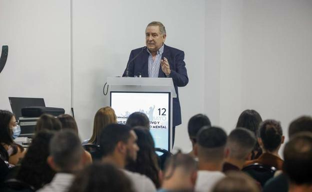 «Si envejecer supone una marejada, todos los profesionales sanitarios tenemos que ser un faro»