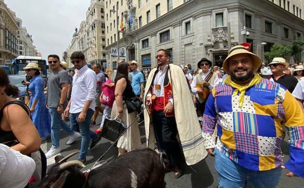 Los romeros conquistan la capital en la tradicional romería de la Casa de Canarias en Madrid