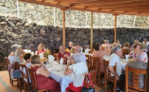 Agaete celebra el tradicional almuerzo de las Fiestas con sus mayores