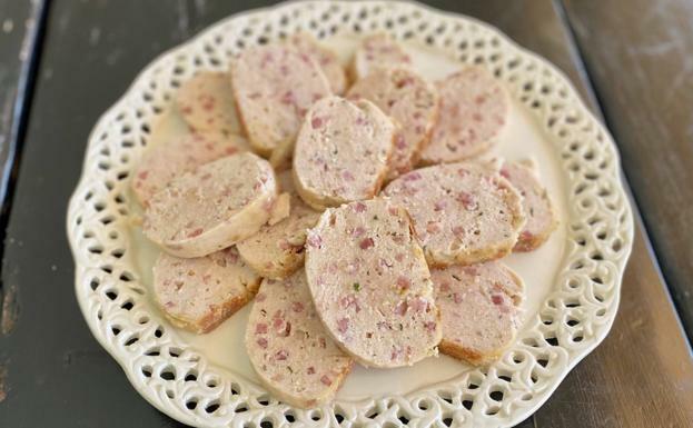 Rollo de pollo con piñones y jamón