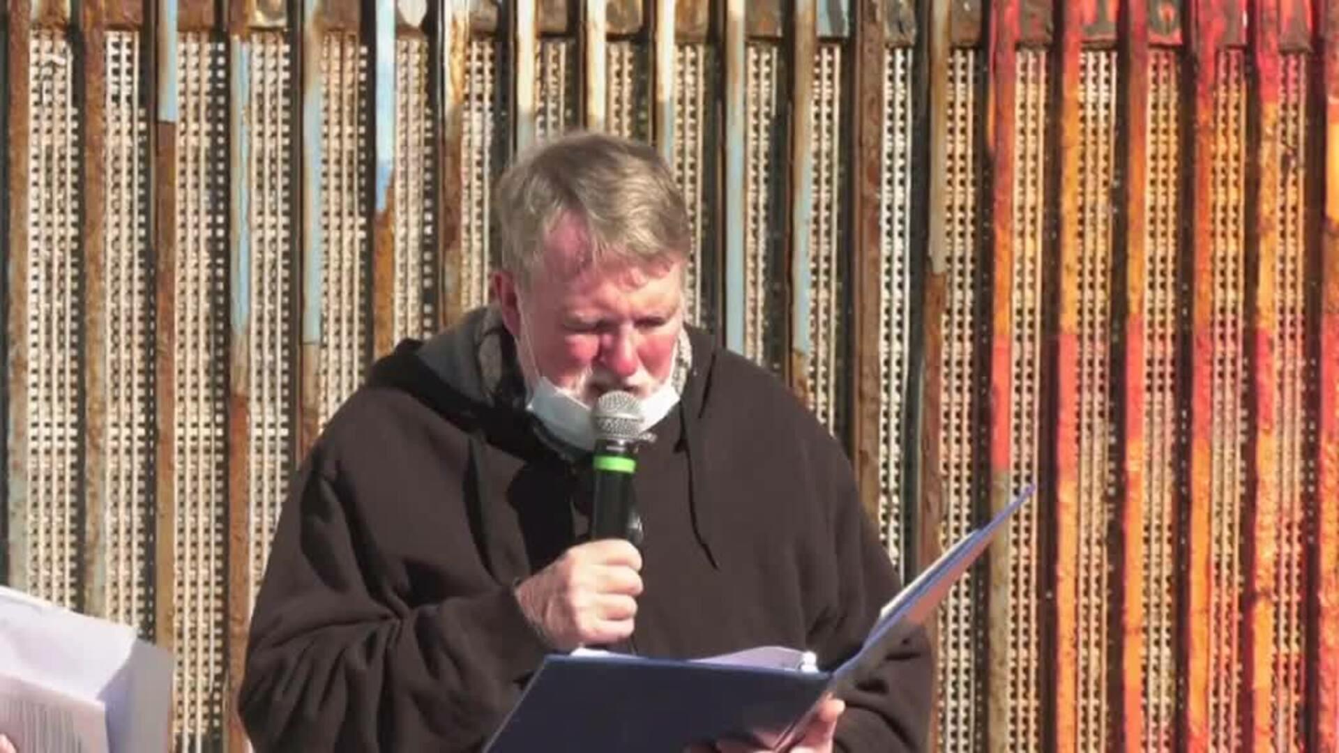 Familias migrantes se reúnen a ambos lados del muro que separa Estados Unidos y México