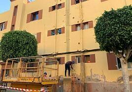 Arranca la primera reforma integral en 57 años de las 496 viviendas de Las Longueras