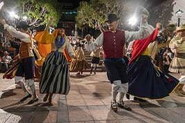 Derroche de canariedad en la primera noche de las Fiestas de San Antonio