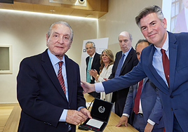Una medalla al mérito profesional del ingeniero Ricardo Sánchez