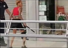 Reducen a un varón tras un aparatoso forcejeo con tres hombres de seguridad en el CC La Ballena