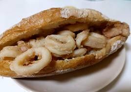 Un glorioso bocadillo de calamares en Las Canteras