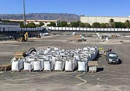 El estadio sigue patas arriba y la temporada de fútbol no espera