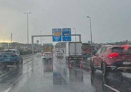 Atasco kilométrico en la GC-1 sentido sur: accidente con un herido grave y un camión averiado