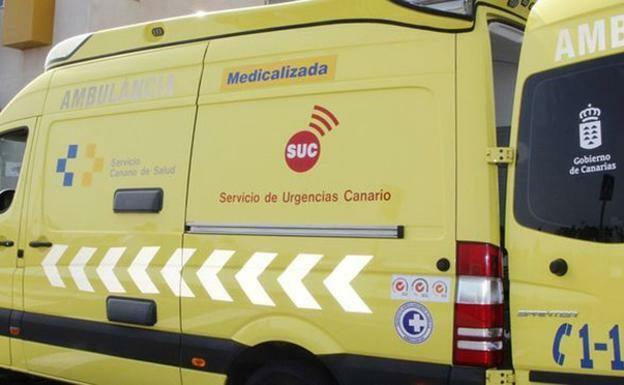 Un motorista resulta herido tras chocar contra un camión en Tenerife