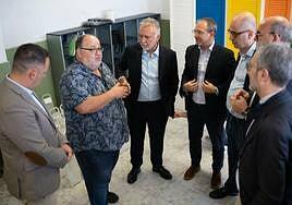 Torres garantiza la financiación para el proyecto de monitorización de CO2 en las zonas afectadas por el volcán