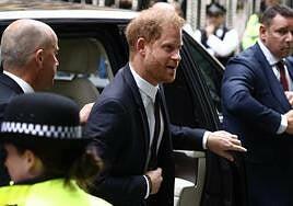 La visita del príncipe Harry a su padre, a debate