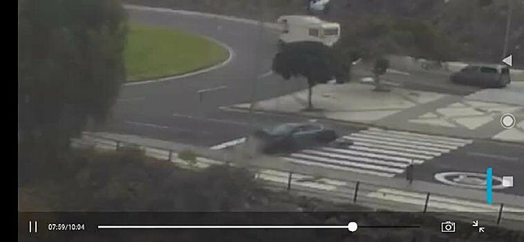 Un vehículo pierde el control y se estampa contra una farola