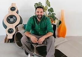 Un diseñador italiano construye el mobiliario de una cafetería con posos de café