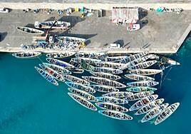 Madrid elimina los cayucos del puerto de Arguineguín