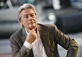 Confiscan 72 armas de fuego y abundante munición en la casa de campo del actor Alain Delon