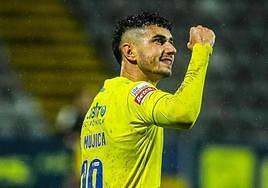 El máximo goleador español de las grandes ligas nació en Gran Canaria, viste de amarillo y no juega en la UD