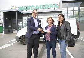 Mercadona entrega un furgón a Flora Acoge