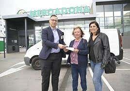 Mercadona entrega un furgón a Flora Acoge