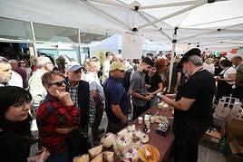 Baño de masas y quesos en la Feria de Guía
