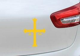 ¿Qué significa el símbolo de una cruz amarilla que muchos coches llevan en una pegatina?