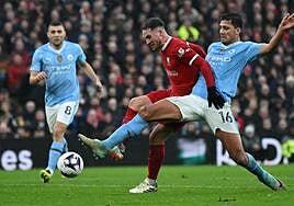 Liverpool y City empatan en Anfield y hacen líder de la Premier al Arsenal