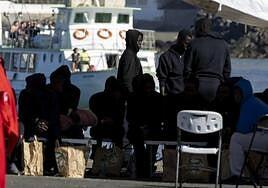 Siete fallecidos y 12 hospitalizados graves en un cayuco rescatado al sur de Gran Canaria