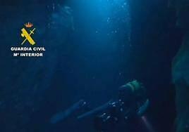 La buena mar permite a los buzos buscar a Yassine y Alejandro en El Confital