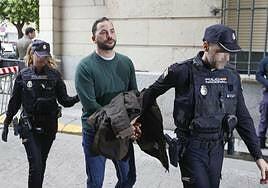 El sobrino de María del Monte se desliga del asalto al chalé de la cantante