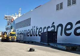 Grupo Armas Trasmediterránea embarca en Cádiz dos subestaciones eléctricas de 380 toneladas