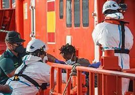 Rescatan dos pateras con 111 personas en aguas próximas a Lanzarote