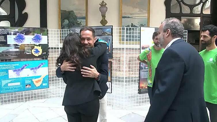 Zapata visita en el Gabinete Literario una muestra sobre los efectos del Cambio Climático