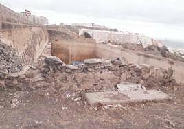 Cae parte del muro del estanque de Cruz de Piedra: «Si llega a haber niños, no lo cuentan»