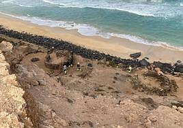 La Oliva limpia Piedra Playa tras la apertura de zanjas, el techado del goro y el váter químico