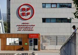 La Guardia Civil registra la FEF y la casa de Rubiales y detiene al asesor jurídico, mano derecha del expresidente