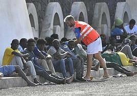 Salvamento acompaña a La Restinga y Arguineguín a 143 migrantes, tres de ellos menores